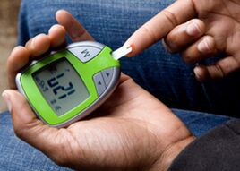 Glucometro per controllare il livello di glucosio nel sangue nel diabete mellito