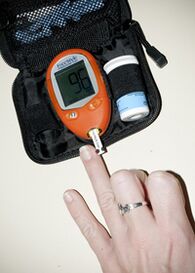 Misurare il livello di glucosio nel sangue per correggere le dosi di insulina con 1 tipo di diabete